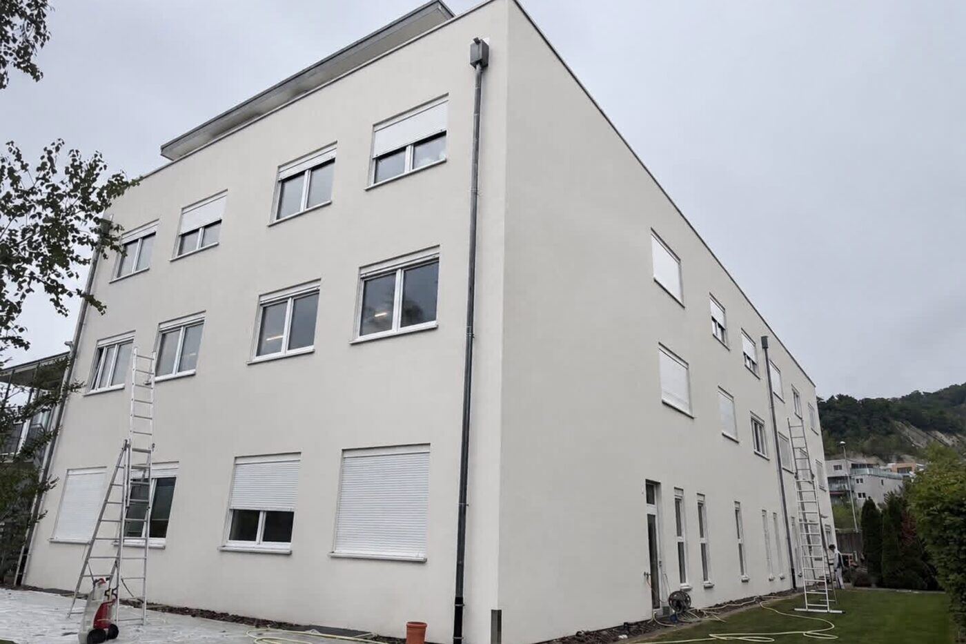 Immeuble rénové, façade blanche propre